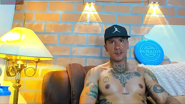 Snapshot of Dylanstonne chatting on 03.03.25 Dylanstonne online show from 03.03.25