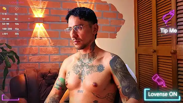 Snapshot of Dylanstonne chatting on 10.28.25 Dylanstonne online show from 10.28.25