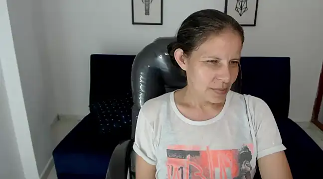 Snapshot of Milf_karlye chatting on 12.10.24 Milf karlye online show from 12.10.24