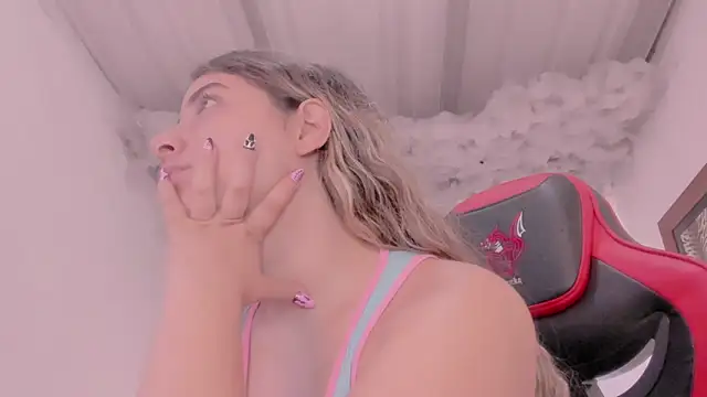 Snapshot of Lauu_G chatting on 10.04.25 Lauu G online show from 10.04.25