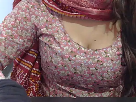 Snapshot of cutie-taara chatting on 01.16.25 cutie-taara online show from 01.16.25