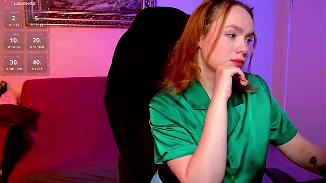 Snapshot of Kari_Lunna chatting on 12.14.24 Kari Lunna online show from 12.14.24