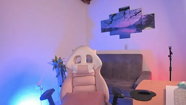 Snapshot of odelei chatting on 02.28.25 odelei online show from 02.28.25