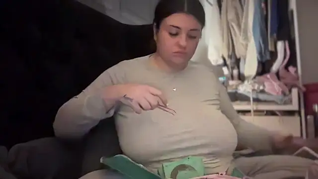 Snapshot of curvybabesx1 chatting on 10.12.25 curvybabesx1 online show from 10.12.25