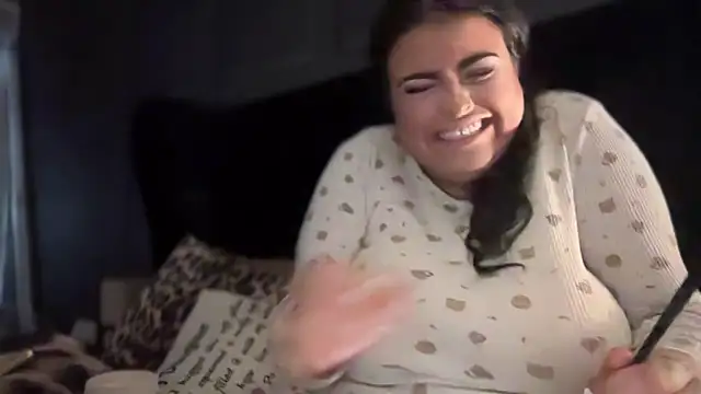 Snapshot of curvybabesx1 chatting on 10.14.25 curvybabesx1 online show from 10.14.25