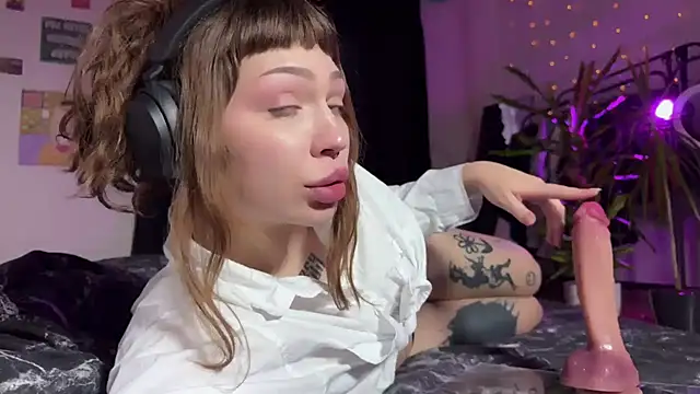 Snapshot of PaulaPratt chatting on 12.13.24 PaulaPratt online show from 12.13.24