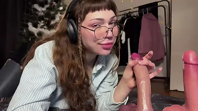 Snapshot of PaulaPratt chatting on 12.16.24 PaulaPratt online show from 12.16.24