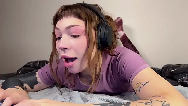 Snapshot of PaulaPratt chatting on 12.30.24 PaulaPratt online show from 12.30.24