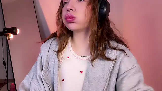 Snapshot of PaulaPratt chatting on 02.22.25 PaulaPratt online show from 02.22.25