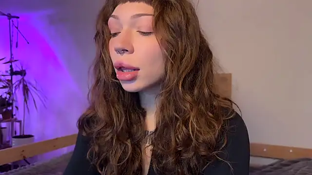 Snapshot of PaulaPratt chatting on 09.21.25 PaulaPratt online show from 09.21.25