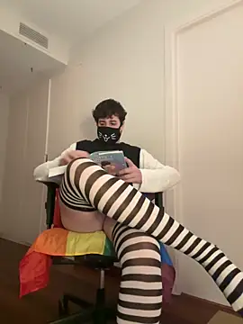 Snapshot of Your_femboy24 chatting on 01.11.25 Your femboy24 online show from 01.11.25