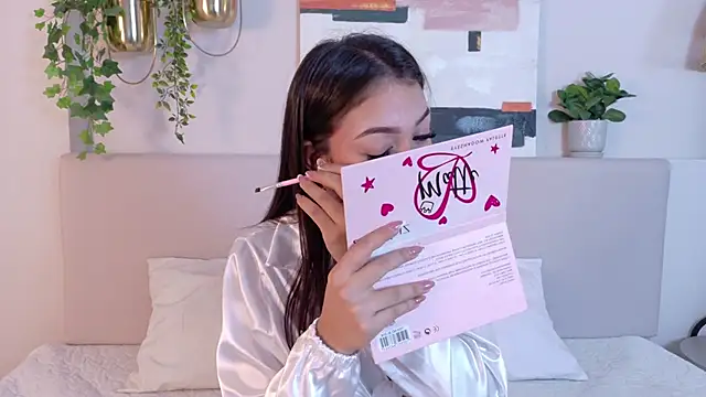 Snapshot of MiaOconner chatting on 02.01.25 MiaOconner online show from 02.01.25