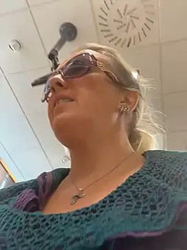 Snapshot of sexylady1983 chatting on 09.10.25 sexylady1983 online show from 09.10.25