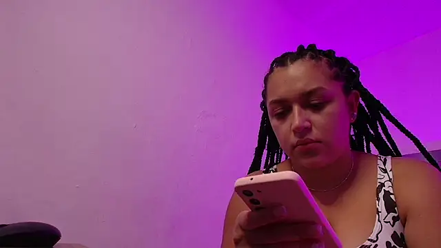 Snapshot of EmilySavvato chatting on 10.28.25 EmilySavvato online show from 10.28.25