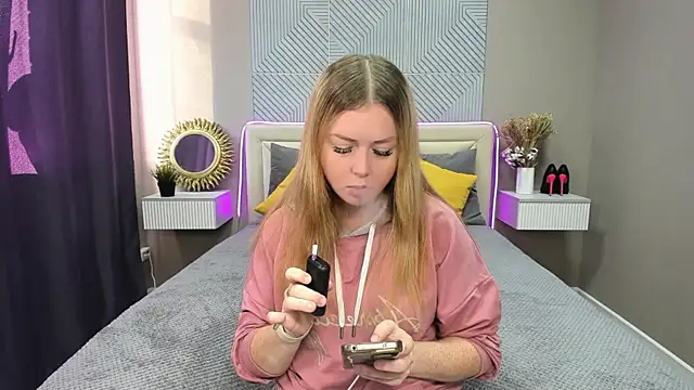 Snapshot of BettyBloom69 chatting on 09.17.25 BettyBloom69 online show from 09.17.25