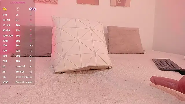 Snapshot of Mia_Heartt chatting on 02.14.25 Mia Heartt online show from 02.14.25