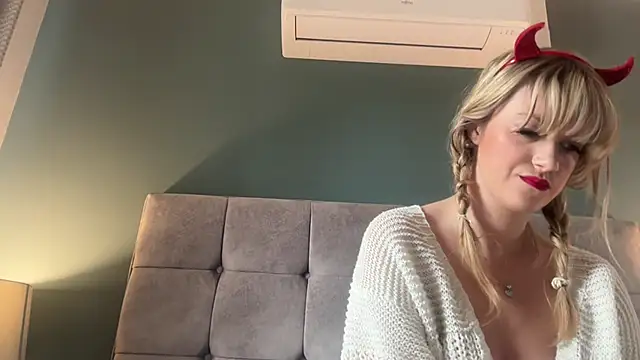 LustfulLuna  online show from 10.31.25