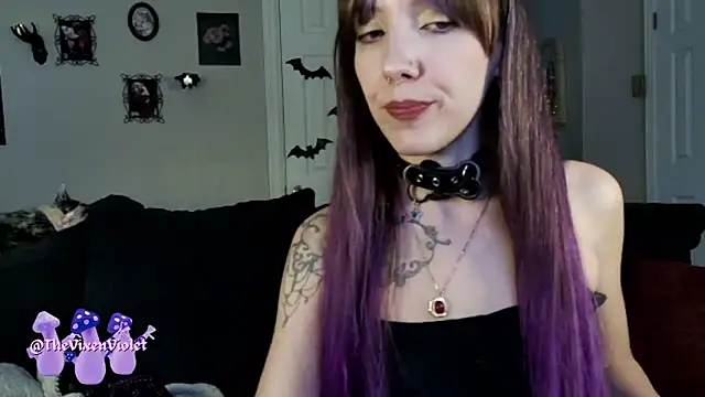 Snapshot of thevixenviolet chatting on 10.11.25 thevixenviolet online show from 10.11.25