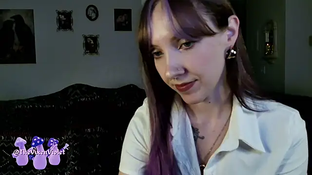 Snapshot of thevixenviolet chatting on 10.14.25 thevixenviolet online show from 10.14.25