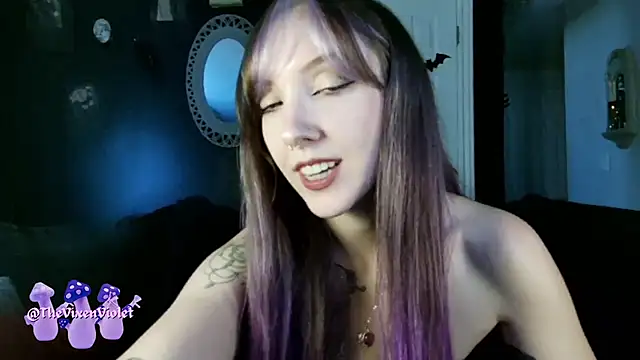 Snapshot of thevixenviolet chatting on 10.18.25 thevixenviolet online show from 10.18.25