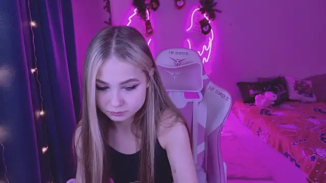 Snapshot of tikkisa chatting on 12.23.24 tikkisa online show from 12.23.24