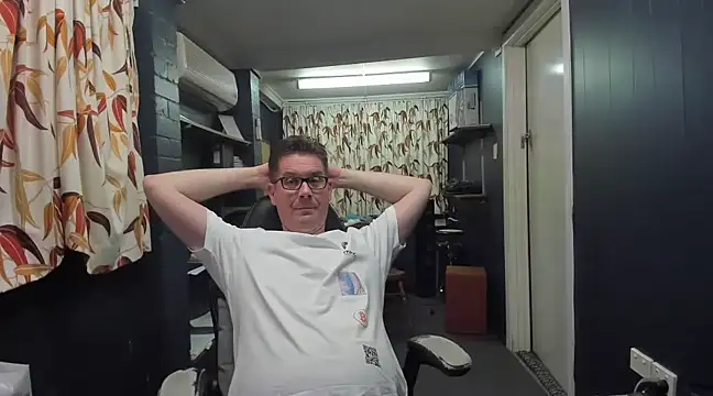 Snapshot of tilobinder chatting on 12.13.24 tilobinder online show from 12.13.24