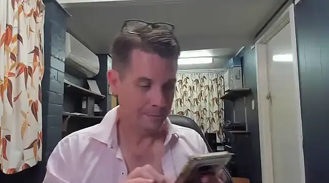 Snapshot of tilobinder chatting on 12.14.24 tilobinder online show from 12.14.24