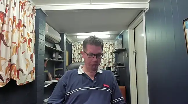 Snapshot of tilobinder chatting on 12.15.24 tilobinder online show from 12.15.24