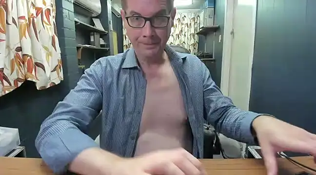 Snapshot of tilobinder chatting on 12.28.24 tilobinder online show from 12.28.24