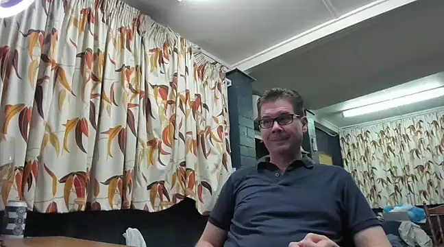 Snapshot of tilobinder chatting on 01.10.25 tilobinder online show from 01.10.25