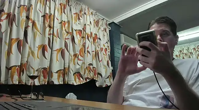 Snapshot of tilobinder chatting on 01.11.25 tilobinder online show from 01.11.25