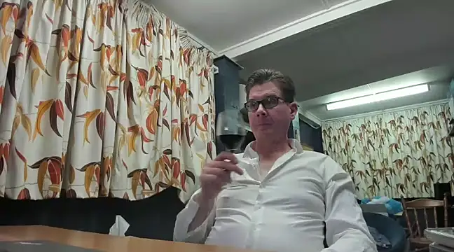 Snapshot of tilobinder chatting on 01.17.25 tilobinder online show from 01.17.25