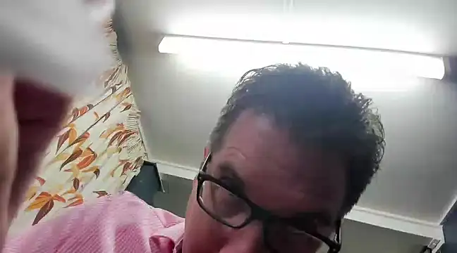 Snapshot of tilobinder chatting on 01.23.25 tilobinder online show from 01.23.25