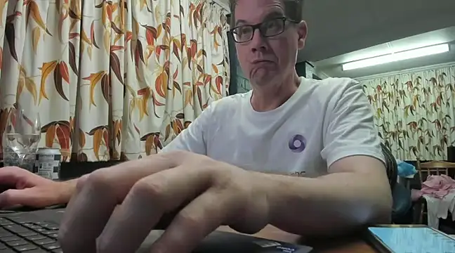 Snapshot of tilobinder chatting on 01.25.25 tilobinder online show from 01.25.25