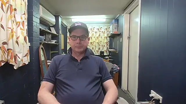 Snapshot of tilobinder chatting on 10.08.25 tilobinder online show from 10.08.25