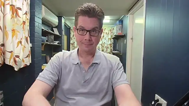 Snapshot of tilobinder chatting on 10.18.25 tilobinder online show from 10.18.25