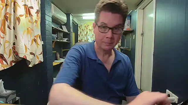 Snapshot of tilobinder chatting on 10.24.25 tilobinder online show from 10.24.25