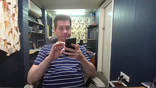 Snapshot of tilobinder chatting on 11.01.25 tilobinder online show from 11.01.25