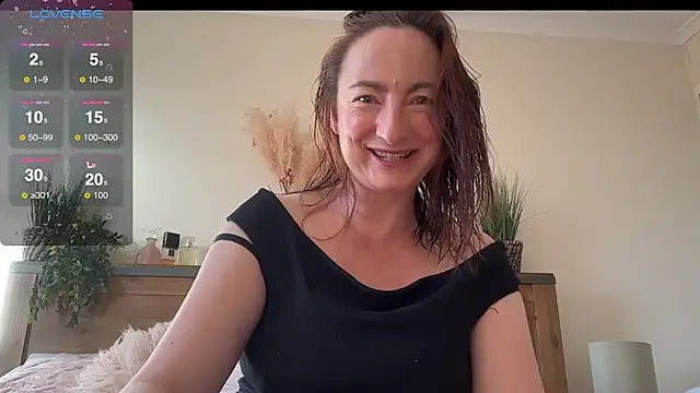 Snapshot of LouiseTswing chatting on 12.02.24 LouiseTswing online show from 12.02.24