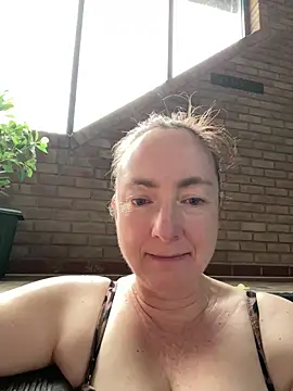 Snapshot of LouiseTswing chatting on 12.09.24 LouiseTswing online show from 12.09.24