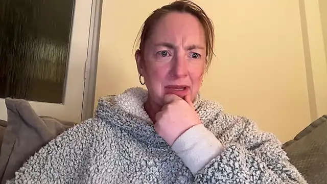 Snapshot of LouiseTswing chatting on 02.05.25 LouiseTswing online show from 02.05.25