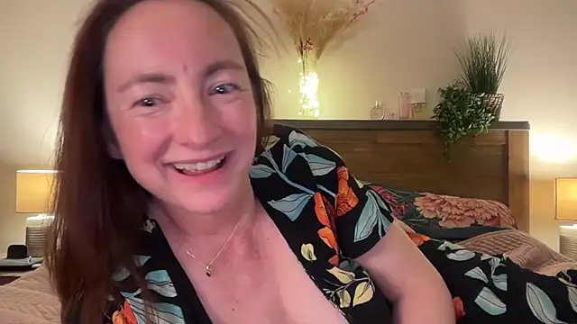 Snapshot of LouiseTswing chatting on 02.06.25 LouiseTswing online show from 02.06.25