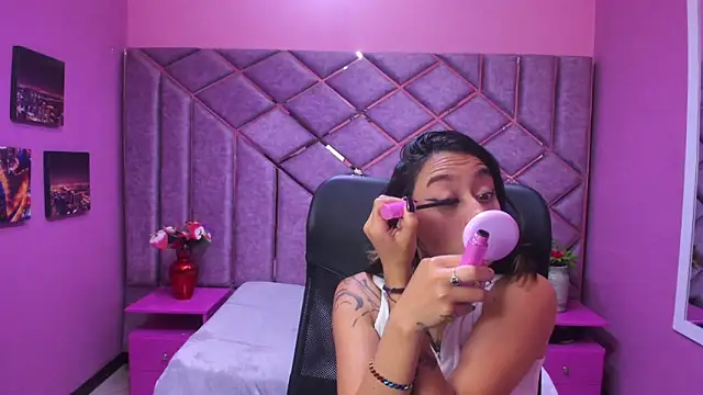 Miaa Thopmson online show from 12.01.25