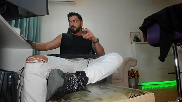 Snapshot of welcometo_hell chatting on 09.21.25 welcometo hell online show from 09.21.25