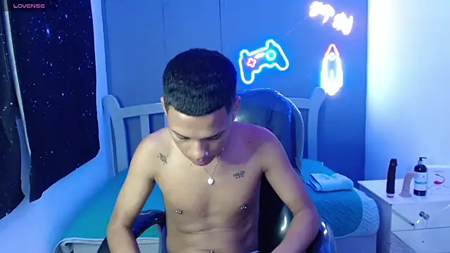 Snapshot of OwenStone_ chatting on 12.04.24 OwenStone online show from 12.04.24