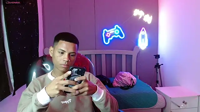 Snapshot of OwenStone_ chatting on 12.05.24 OwenStone online show from 12.05.24