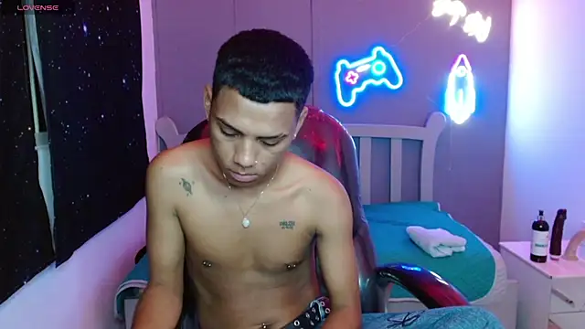 Snapshot of OwenStone_ chatting on 12.07.24 OwenStone online show from 12.07.24