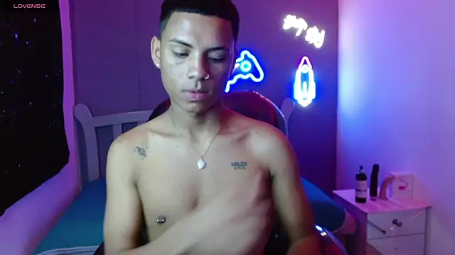 Snapshot of OwenStone_ chatting on 12.09.24 OwenStone online show from 12.09.24