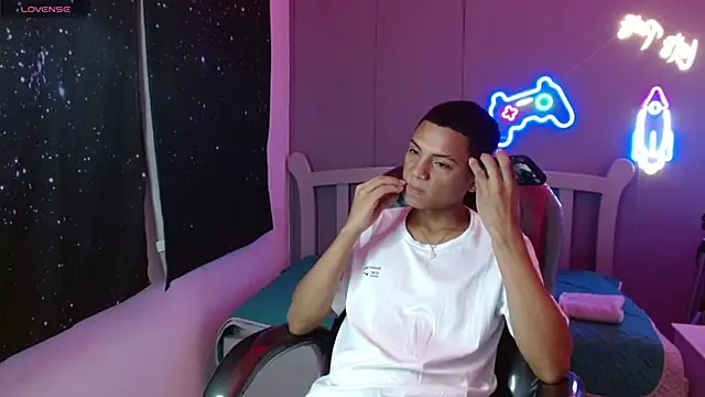 Snapshot of OwenStone_ chatting on 12.10.24 OwenStone online show from 12.10.24