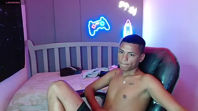 Snapshot of OwenStone_ chatting on 12.18.24 OwenStone online show from 12.18.24